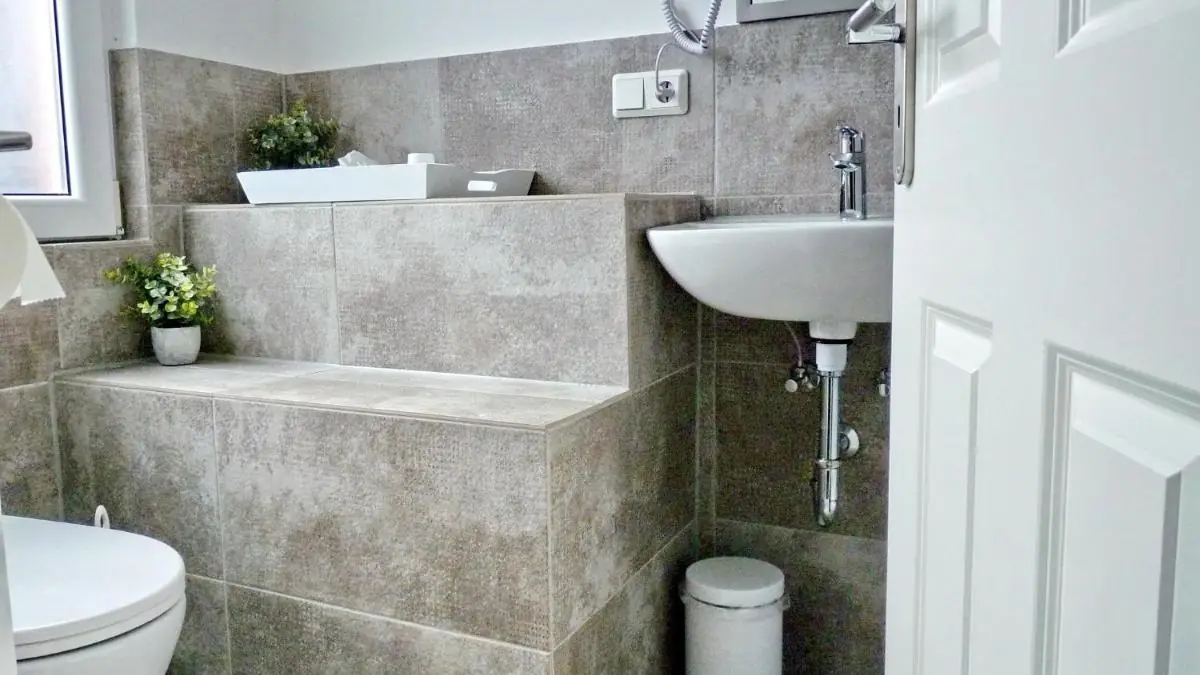 Eigenes Bad mit Waschbecken und Dusche
